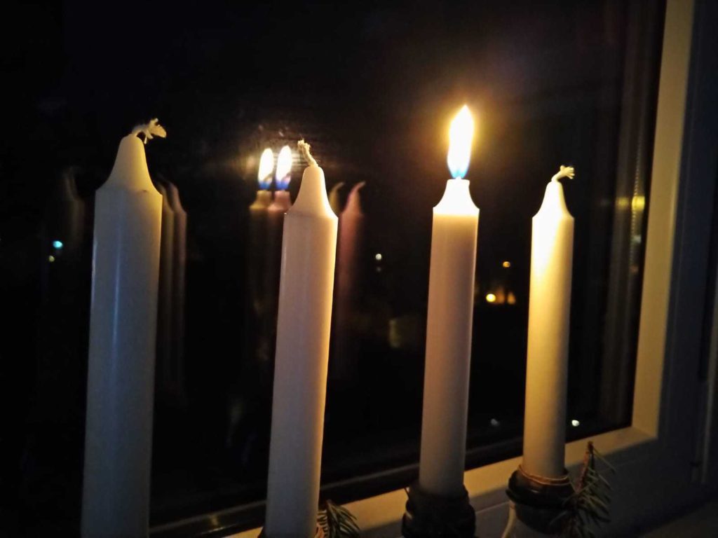 Eine Kerzen von vieren brennt zum 1. Sdvent: Buchempfehlung