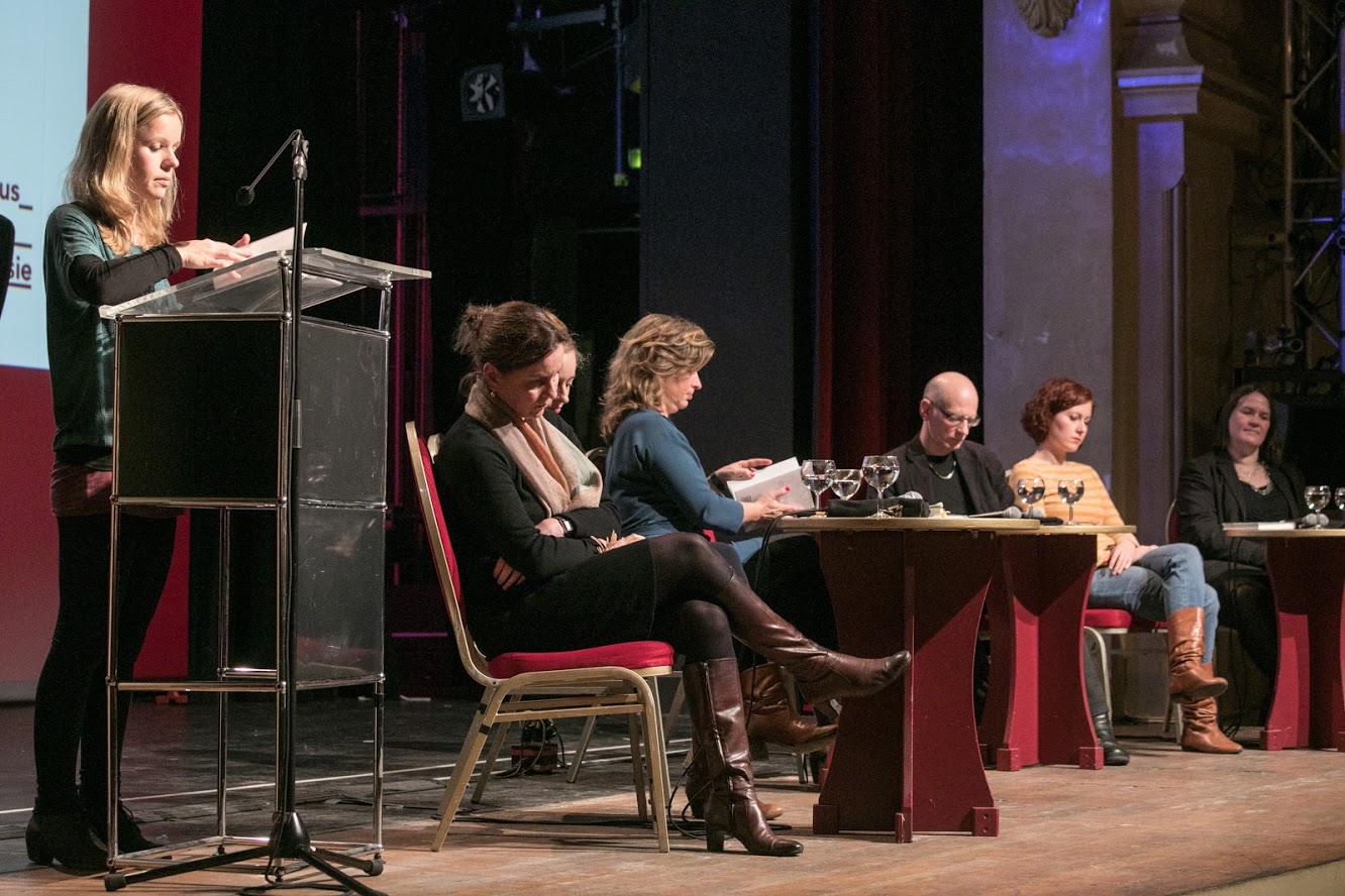 Vorm Start zum 25. open mike 2017: Doris Anselm, Alina Herbing und Andra Schwarz präsentieren ihre literarischen Debüts
