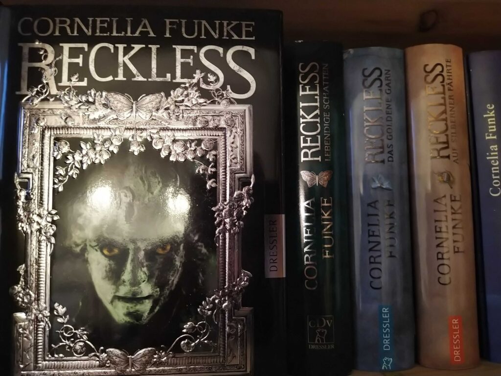 Buchempfehlung: Reckless von Cornelia Funke im Regal