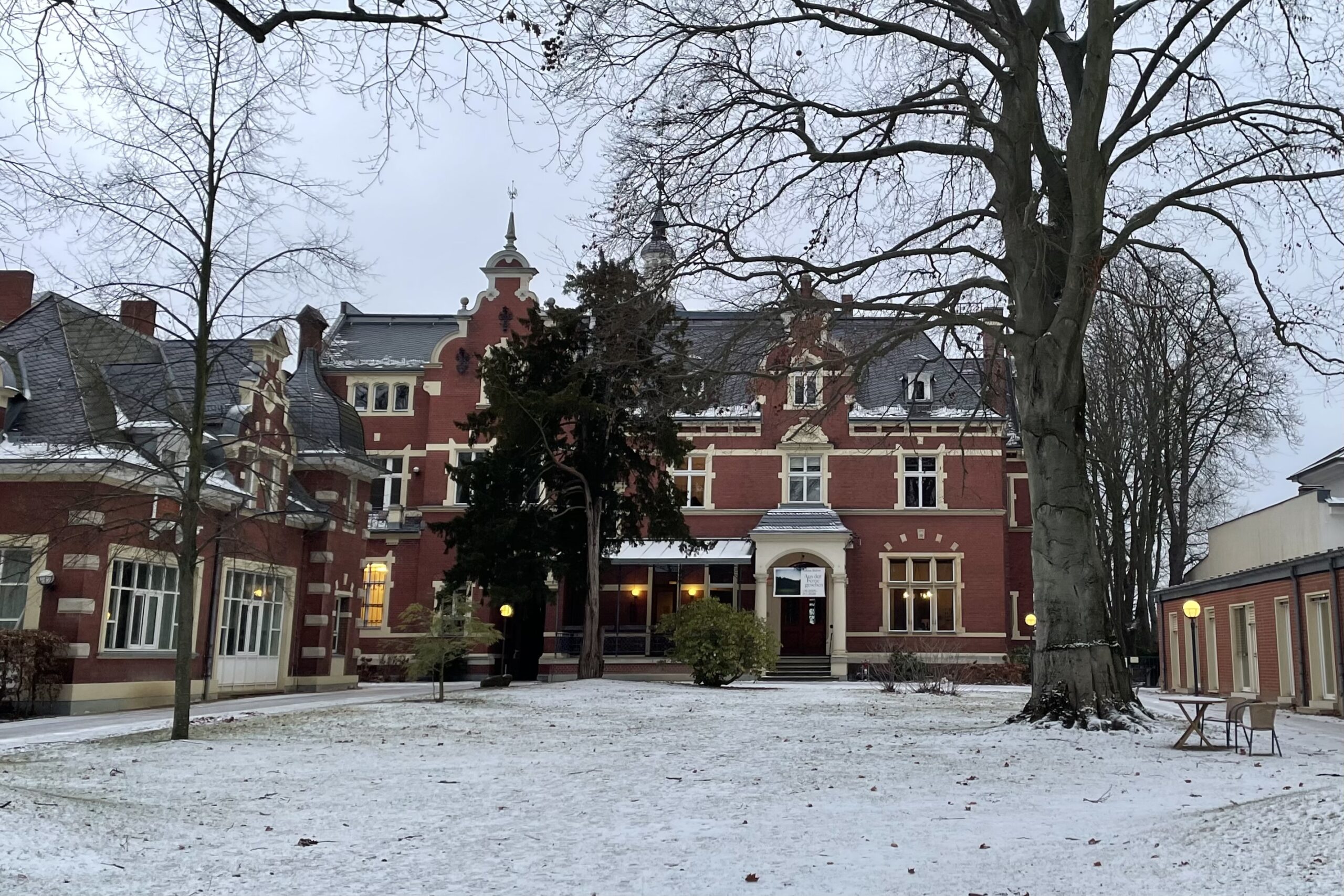 Leise rascheln die Seiten, still und starr liegt der See