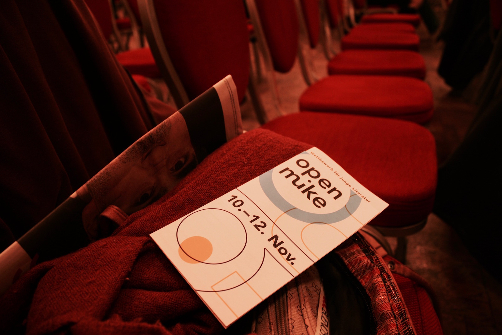 Texte, in diesem in rotes Licht getauchten Saal – Tag eins des 25. open mike