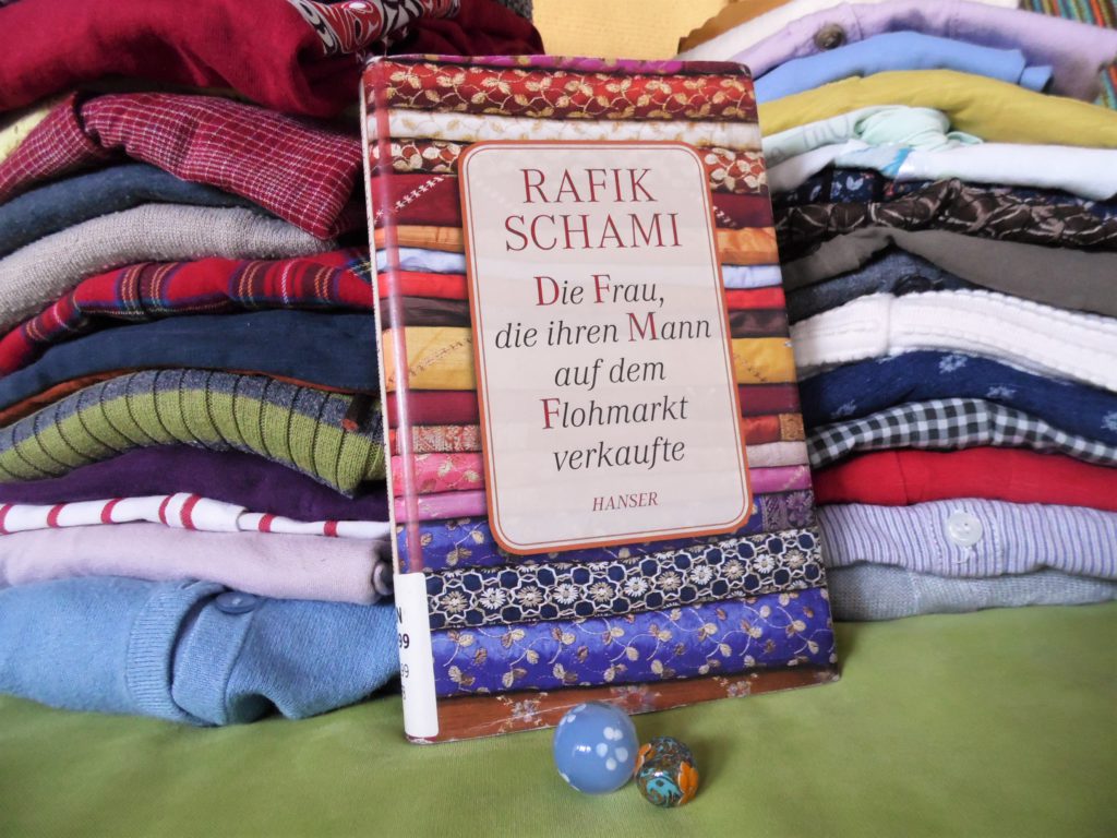 Buch vor Flohmarktkleidung